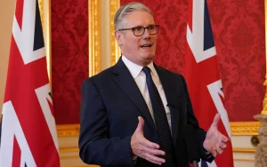 Read more about the article STARMER SE SUOČAVA SA OTPOROM LABURISTA ZBOG DIGITALNIH LIČNIH KARATA 🇷🇸